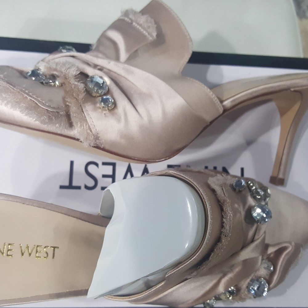 Very Classy modern Mule. Brand New!!